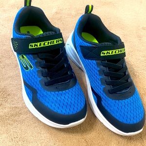 Boys Skechers sneakers size 4, BNWB